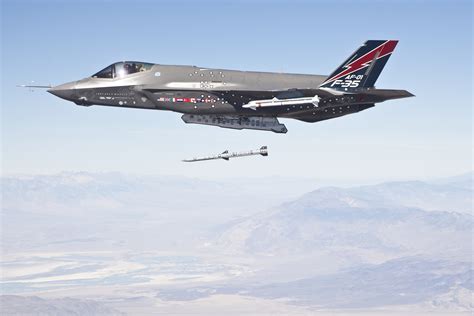 F-35 AIM-120 AMRAAM