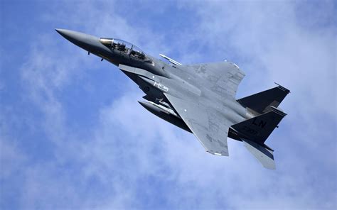 F-15 fighter jet image