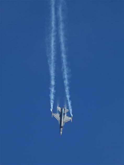 F-16 diving