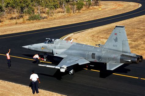 F-5 Tiger landing