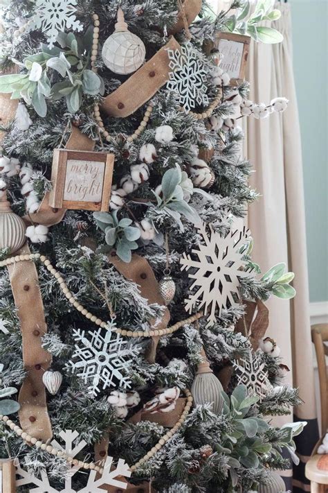 Farmhouse Christmas Tree with Garland