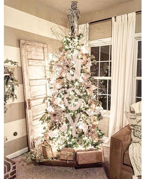 Farmhouse Christmas Tree with Rustic Charm