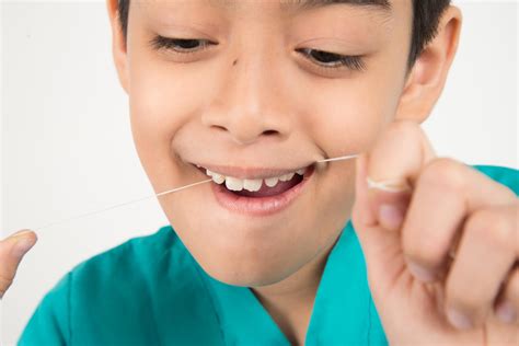 Flossing tips for kids and adults