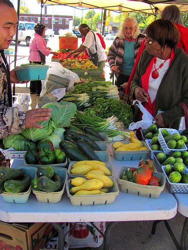 Image of a farmer's market accepting food stamps