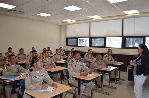 Estudiantes en una escuela militar