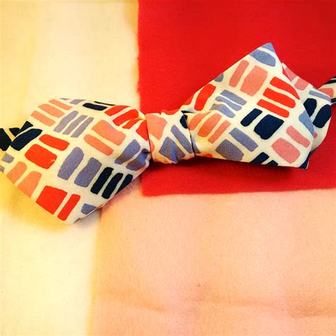 Geometric bow tie pattern