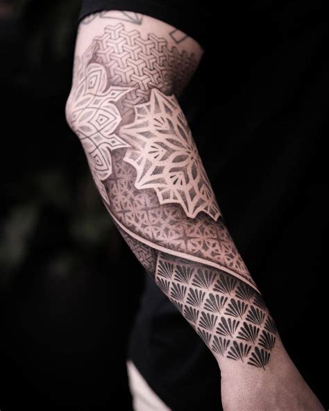 Geometric pattern upper arm sleeve design