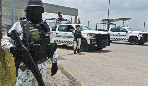 Miembros de la Guardia Nacional en una misión de ayuda humanitaria