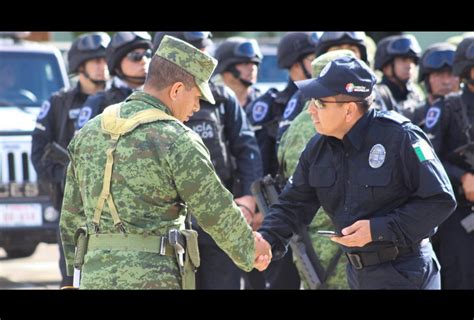 Miembros de la Guardia Nacional en una misión de ayuda humanitaria