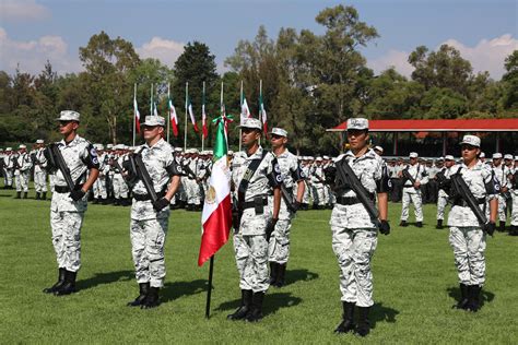 Miembros de la Guardia Nacional en una misión de ayuda humanitaria