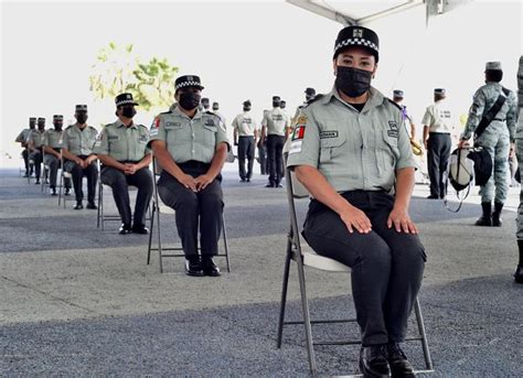 Miembros de la Guardia Nacional en una misión de ayuda humanitaria