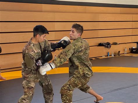 Recruits learn hand-to-hand combat