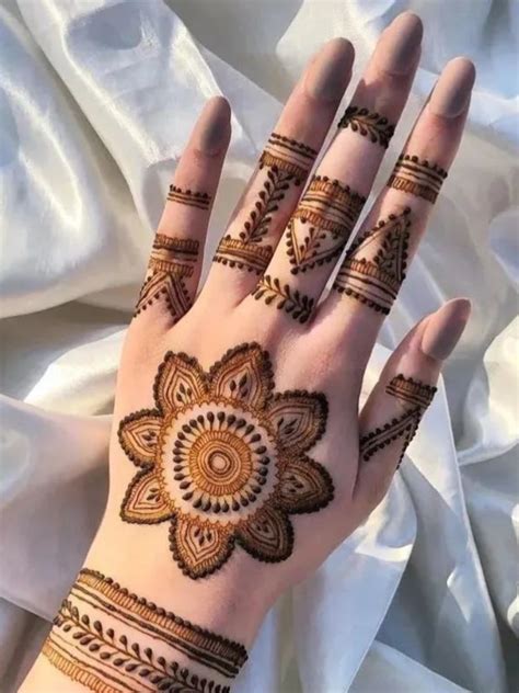 Geometric henna design for feet