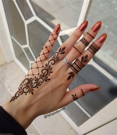 Tips for creating henna hand designs