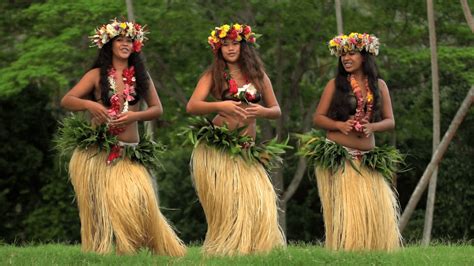 Hula Dancers