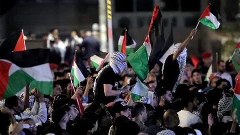 Protesters in Amman, Jordan, holding signs against Hamas