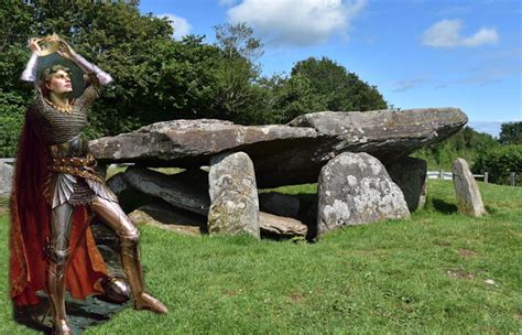 An illustration of King Arthur's grave, surrounded by knights and mythical creatures