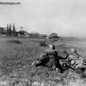 Soldiers operating a light machine gun during WW1