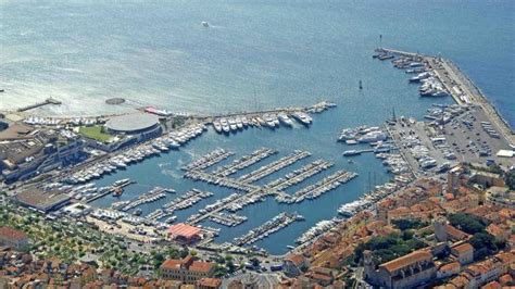 Marina de lujo con embarcaciones de alta gama