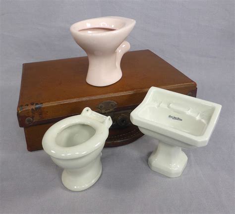 Miniature bathroom fixtures and decorations