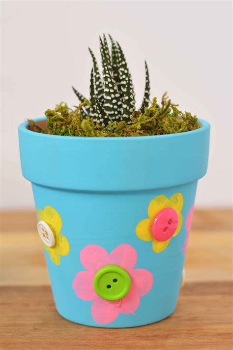 Step-by-step instructions for the Mothers Day flower pot craft