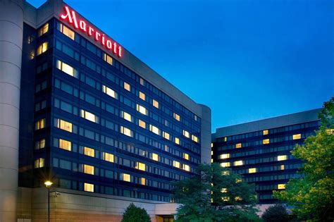 Bar at Embassy Suites by Hilton Newark Airport