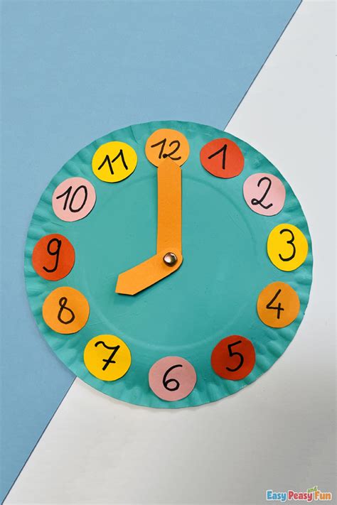 A paper plate clock template with numbers and hands