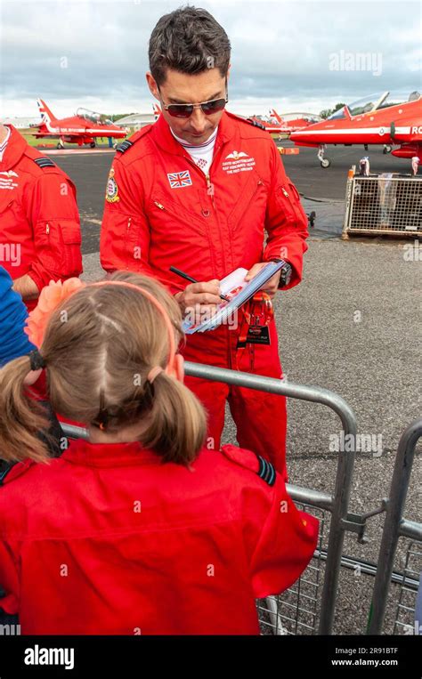 Pilot Signing Autographs