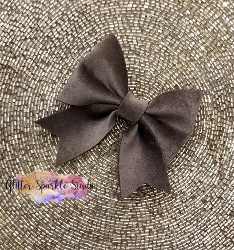 A pinch bow on a gift box