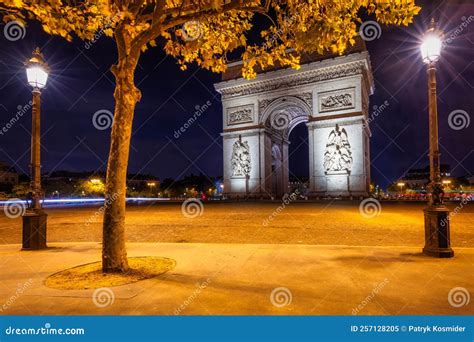 Place Charles De Gaulle during the day