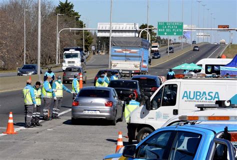 Policía de autopistas en patrulla