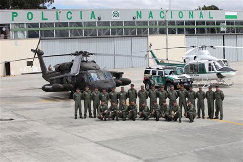 Policía de aviación en patrulla