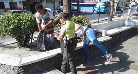 Policía de parques en patrulla