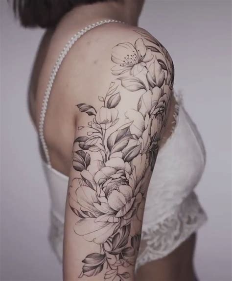 Popular floral tattoo designs on the back