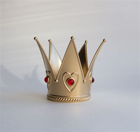 Queen of Hearts crown illustration