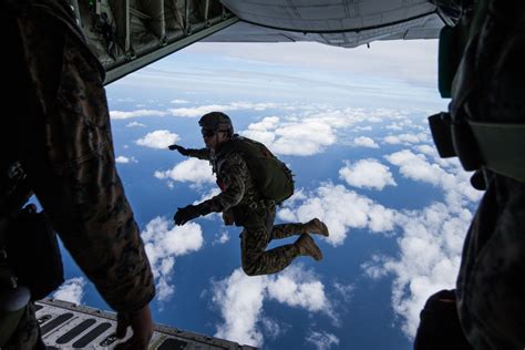 Recon Parachuting Training