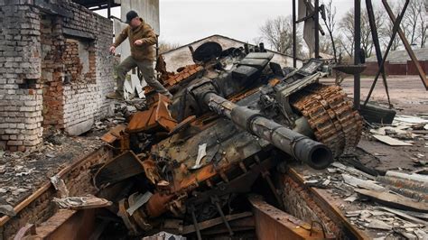 Russian tank destroyed in Ukrainian city