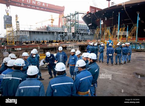 An image of the Port Jefferson Shipyard's employees