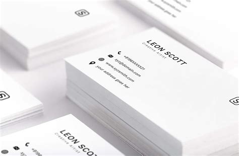 Simple and Elegant Visiting Card Template PSD