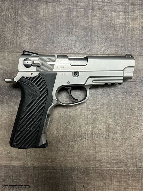 Smith & Wesson 4006 ergonomics gallery