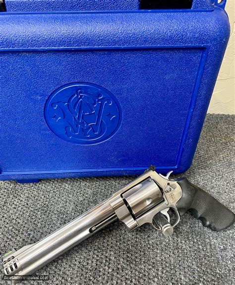 The Smith & Wesson 460 XVR is a similar handgun to the 500 Magnum, but fires a slightly smaller.460 Magnum cartridge