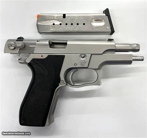 Smith & Wesson 5906 Gallery Image 3