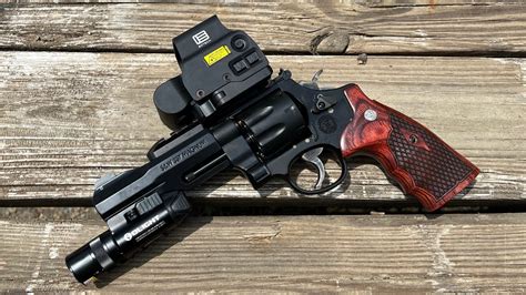 Smith & Wesson R8 Ergonomics