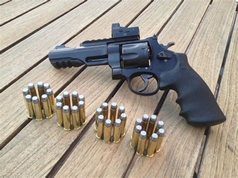 Smith & Wesson R8 Gallery 2