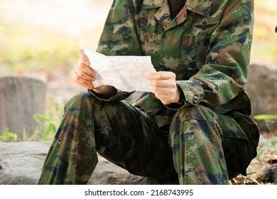 Soldiers reading letters