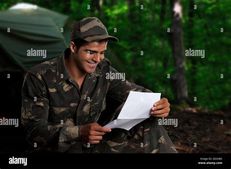 Soldiers reading letters