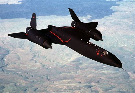 Image of the Lockheed SR-71 Blackbird in flight