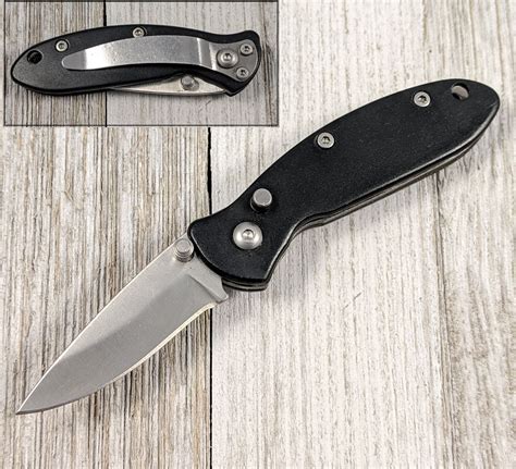 A switchblade knife with a folding mechanism