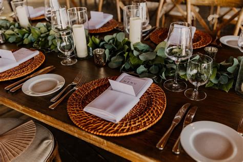 Military personnel dining together