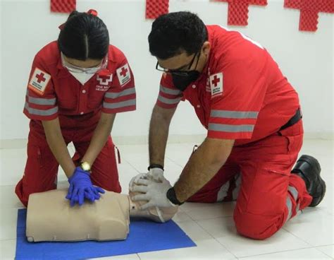 Técnicos en urgencias médicas en una ambulancia